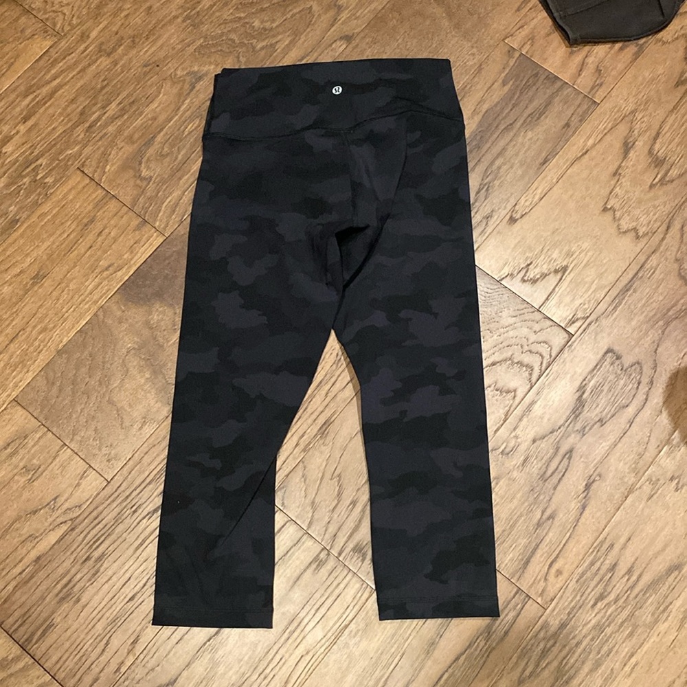 EUC crop size 8 lululemon